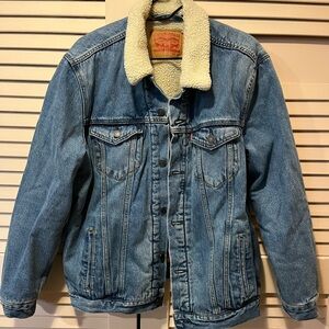 Levi’s men’s shearing lined denim jacket XL.